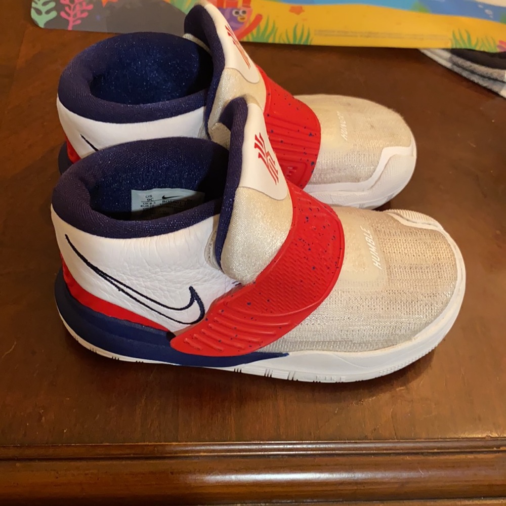 Nike Kyrie boys 9C